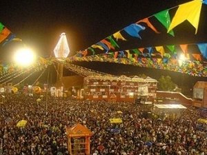 Feto é encontrado em banheiro químico no São João de Petrolina