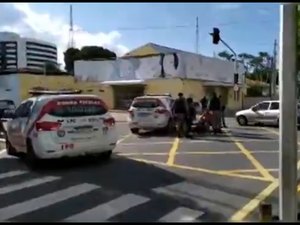 Colisão entre ambulância e moto deixa duas pessoas feridas no Farol