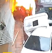 Ônibus desgovernado colide em carros e causa incêndio em Porto Alegre-RS