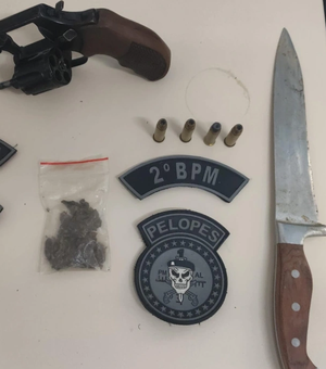 Homem tenta se esconder no banheiro de estabelecimento e é preso com arma e drogas