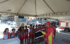 Crianças recebem orientações do Corpo de Bombeiros em Maragogi