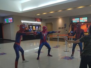 Fãs vão ao cinema em Maceió vestidos de homem aranha na estreia de novo filme