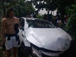 Ex-vocalista da banda Calcinha Preta sofre acidente de carro