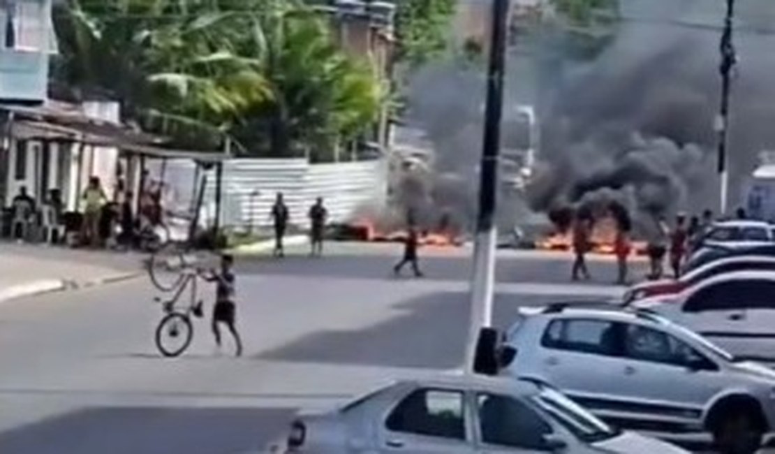 Moradores bloqueiam Av. Senador Rui Palmeira, em Maceió, em protesto contra falta de energia