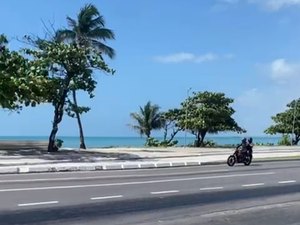 [Vídeo] Derramamento de óleo na pista é registrado na Avenida da Paz, em Maceió