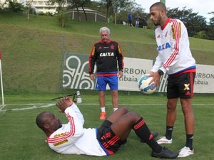 Armero, Paulinho e Samir podem reforçar Flamengo contra o Sport