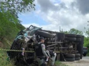 Caminhão tomba e motorista morre na Serra das Pias no município de Palmeira dos Índios