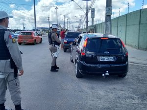 Veículos são recolhidos em operação no Benedito Bentes 