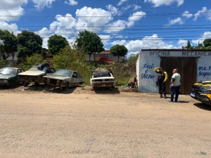 Prefeitura de Palmeira dos Índios notifica donos de veículos abandonados na entrada da cidade