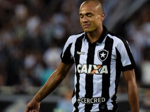 Artilheiro do Botafogo, Roger está com tumor renal e não joga mais na temporada 