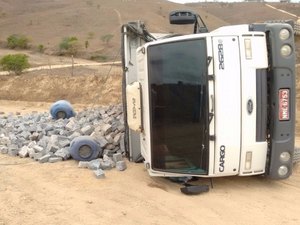 Caminhão carregado tomba na zona rural de Traipu
