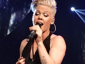 Mulher dá à luz em concerto de Pink. Nome da bebé é um tributo à cantora