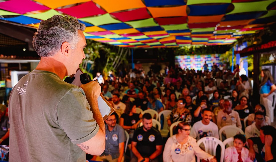 Deputado Rafael Brito inaugura comitê ouvindo servidores da educação