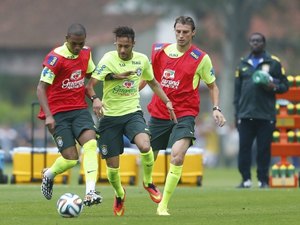 Seleção está preparada para jogar com ou sem Neymar, diz volante Luiz Gustavo