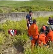 Motorista é resgatado de helicóptero após Kombi capotar na BR-101, em Messias
