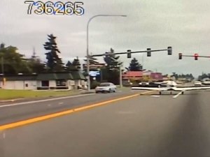 Avião pousa em rua movimentada - e para no semáforo