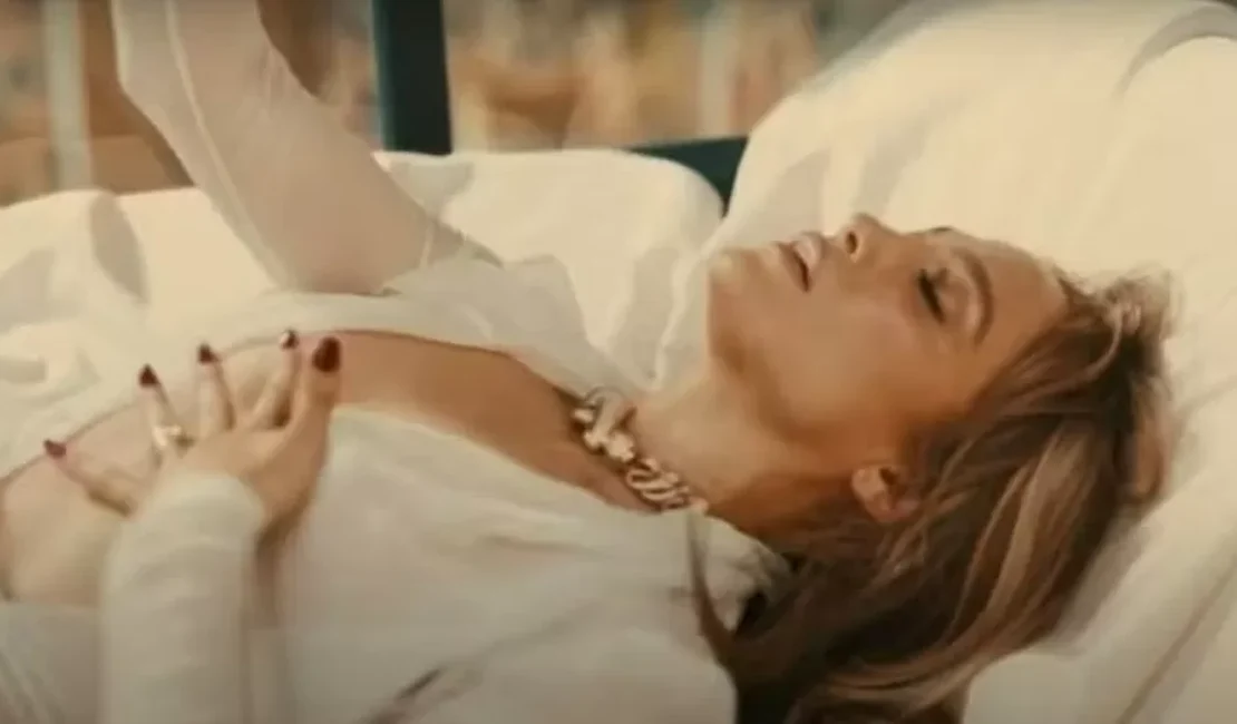 Em novo clipe, Jennifer Lopez simula masturbação; assista