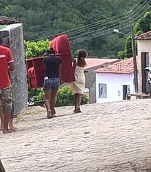 Cansados de esperar, moradores ocupam conjunto habitacional no Sertão