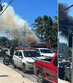 Incêndio atinge quiosque em frente à estátua da Sereia na orla da Pajuçara