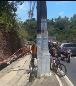 [Vídeo] Carro sobra em ladeira e provoca acidente na avenida Leste-Oeste