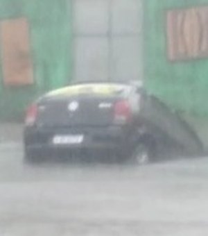 Chuvas intensas afetam Mercado da Produção e deixam veículo submerso na água