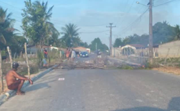 Moradores bloqueiam AL-105 em protesto contra falta de água e energia, em Penedo