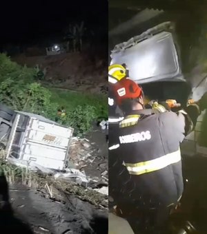 [Vídeo] Carreta tomba e deixa condutor gravemente ferido na BR-101 em Joaquim Gomes