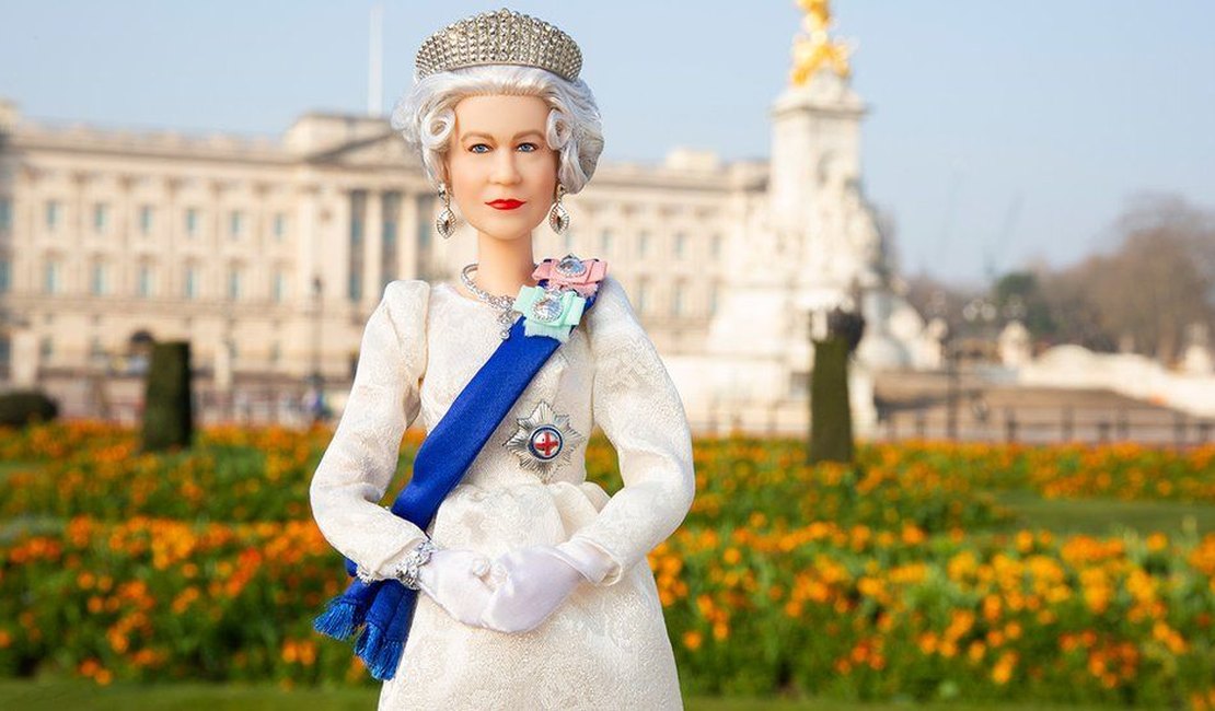 Para comemorar os 96 anos da rainha Elizabeth II, empresa faz boneca Barbie em homenagem à monarca