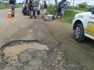 Motociclista aparentemente embriagado sofre acidente