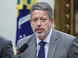 Após vexame com PEC da Blindagem, deputados aprovam por unanimidade isenção do IR