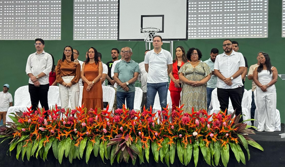 Prefeito de Japaratinga inaugura quadra poliesportiva