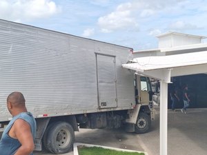 Motorista de caminhão perde controle e invade unidade de saúde em Bebedouro