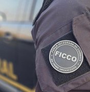 Homem acusado de estelionato é preso dentro de ônibus que saiu de Maceió