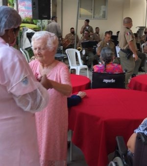 Polícia Militar doa alimentos e leva apresentação musical para abrigo de Maceió