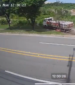 Câmeras flagram momento em que motociclista é atropelado e arrastado por caminhão
