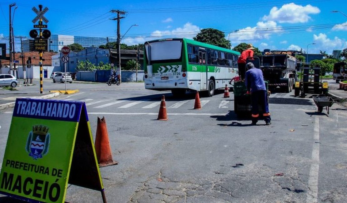 Obra de reparação em galeria pluvial interdita rua no Tabuleiro do Martins