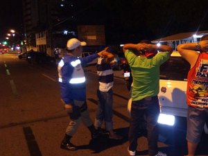 Fiscalização da Lei Seca apreende 15 veículos e flagra 16 inabilitados 