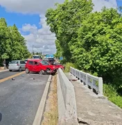 [Vídeo] Homem colide carro em ponte após cochilar no volante em Satuba