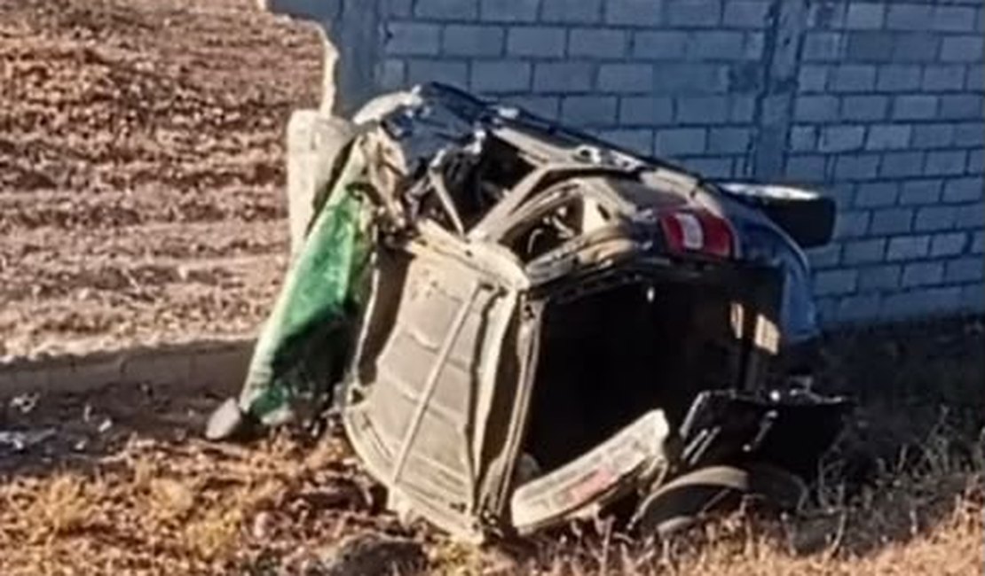 Casal fica ferido após carro sair da pista e capotar em Água Branca