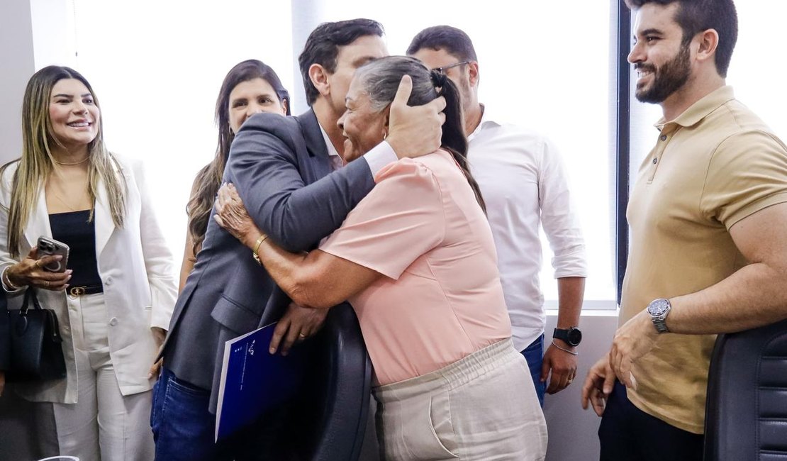Tia Júlia participa do lançamento da cartilha orientativa para contratação de artistas na AMA