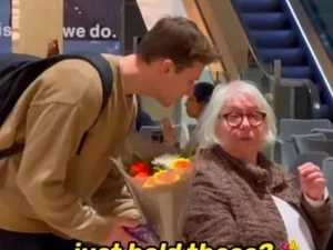Idosa chora após estranho presenteá-la com buquê de flores; vídeo