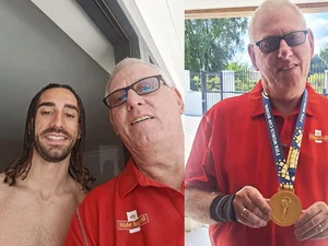 Carteiro posa com medalha da Copa do Mundo após fazer entrega a Cucurella
