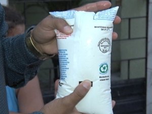 Programa do Leite não atende a 60% das 80 mil famílias; beneficiários reclamam