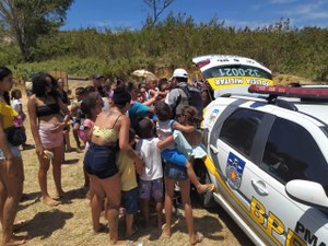 BPRv entrega presentes para centenas de crianças em Maceió e Maragogi