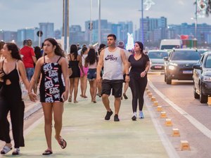 [Vídeo] Faixa Verde retorna à orla da Ponta Verde após recapeamento do asfalto