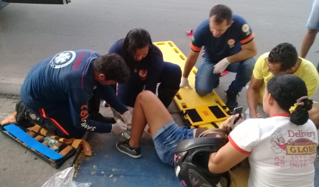 Mulher fica ferida após colisão entre duas motos em Arapiraca