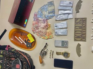 Homem é preso durante operação policial que resultou na apreensão de arma e drogas em Delmiro
