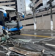 [Vídeo] Ônibus de Teotônio derruba poste na Leste Oeste e passageiros são resgatados