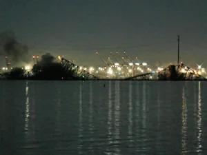 Navio colide com ponte e estrutura desaba nos EUA; 20 pessoas caem na água