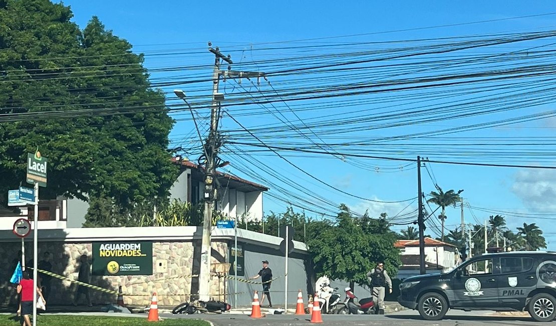 Batida entre moto e viatura deixa pai morto e filha ferida na Av. Ceci Cunha